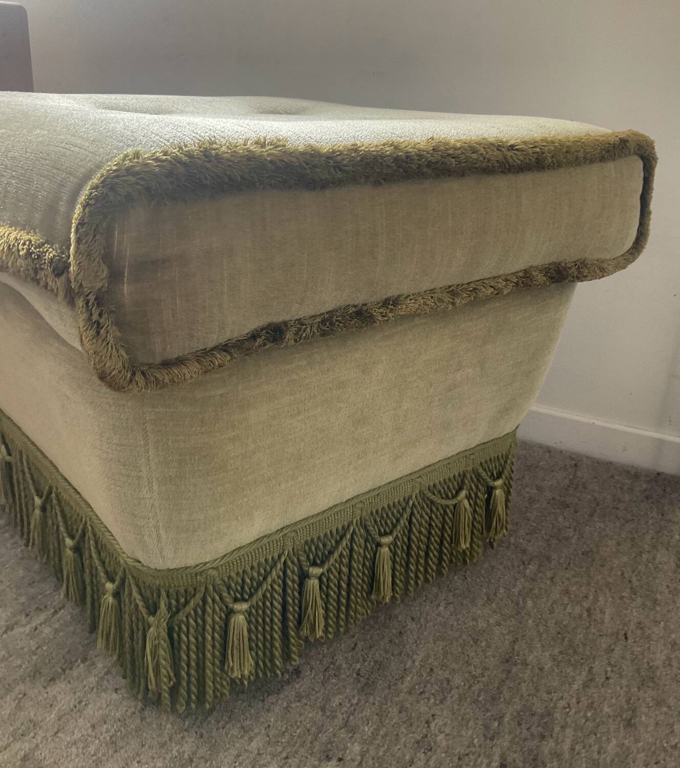 Pouf, ottoman XL vintage en velours vert à franges
