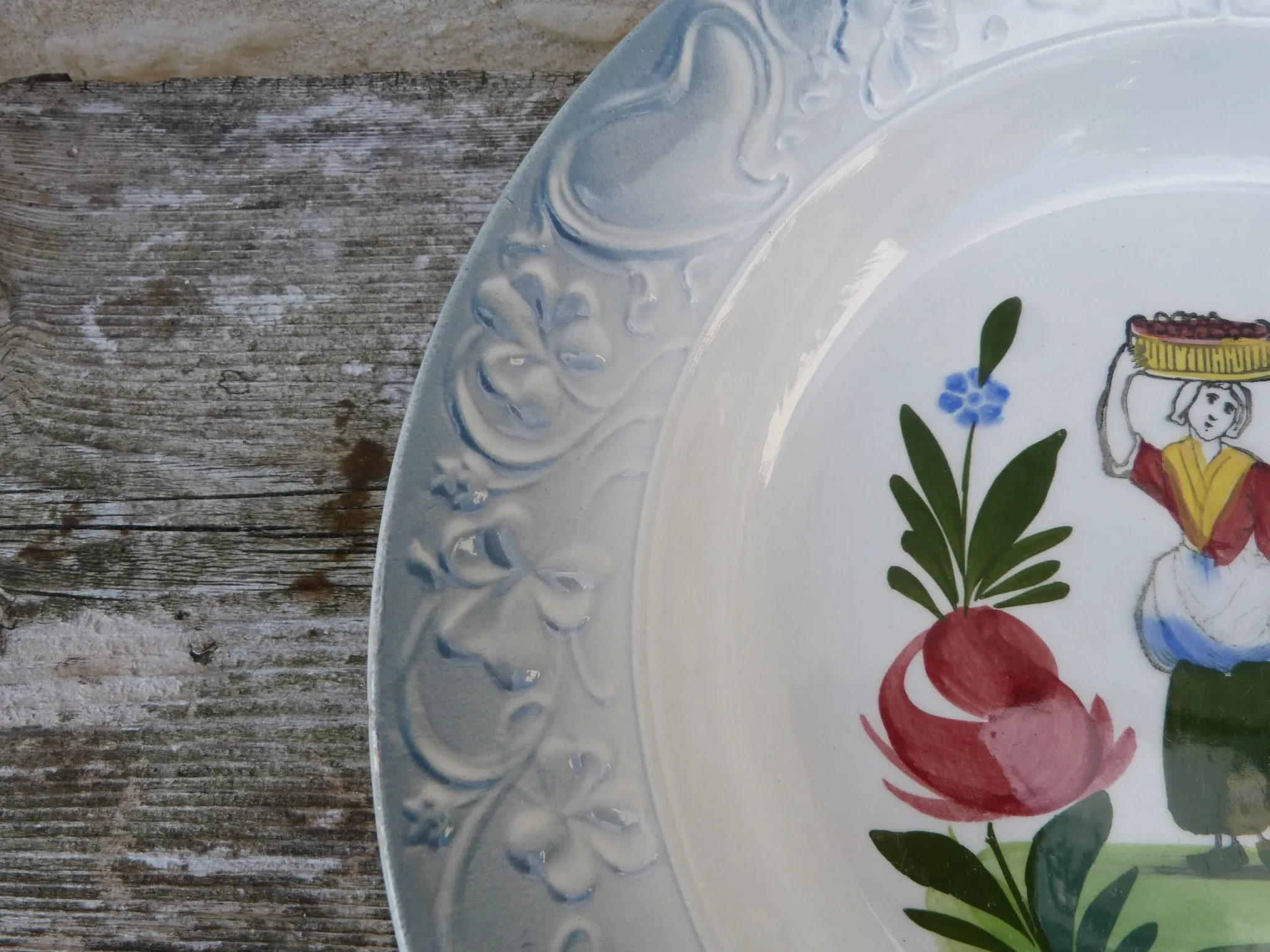 Shallow dish St Amand pattern "peasant with a basket"