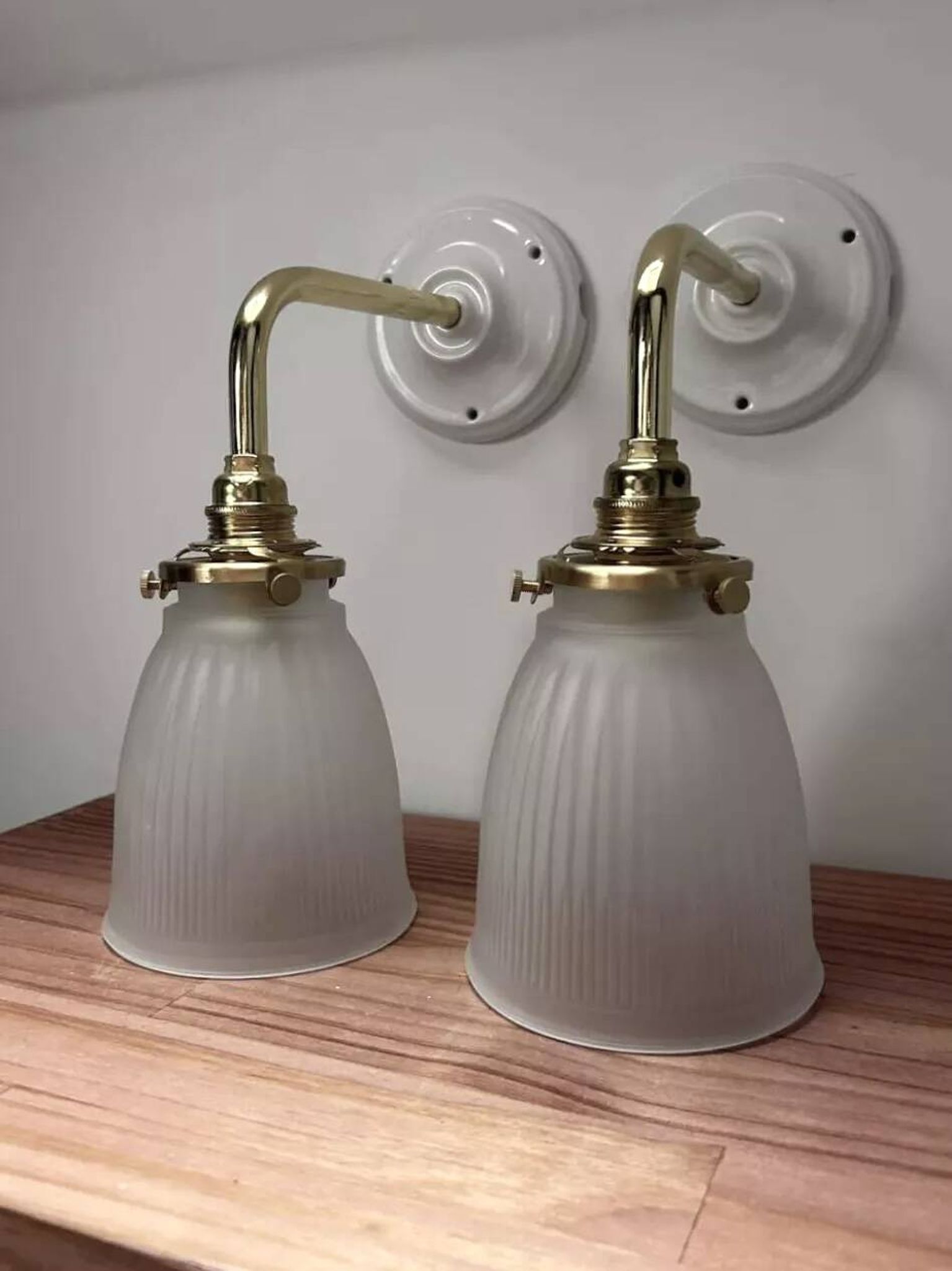 Paire d’appliques murales en verre strié