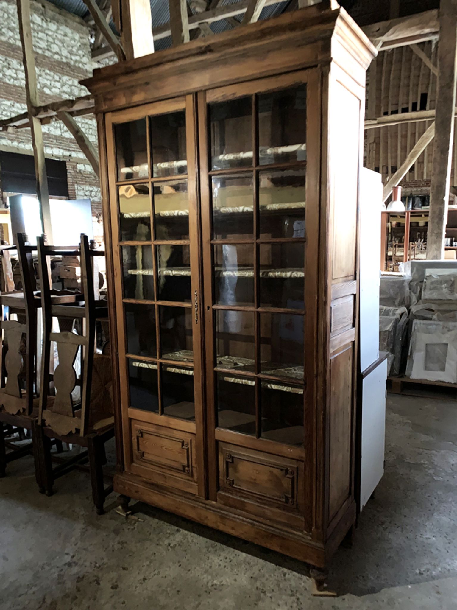 Ancienne - vitrine en bois massif