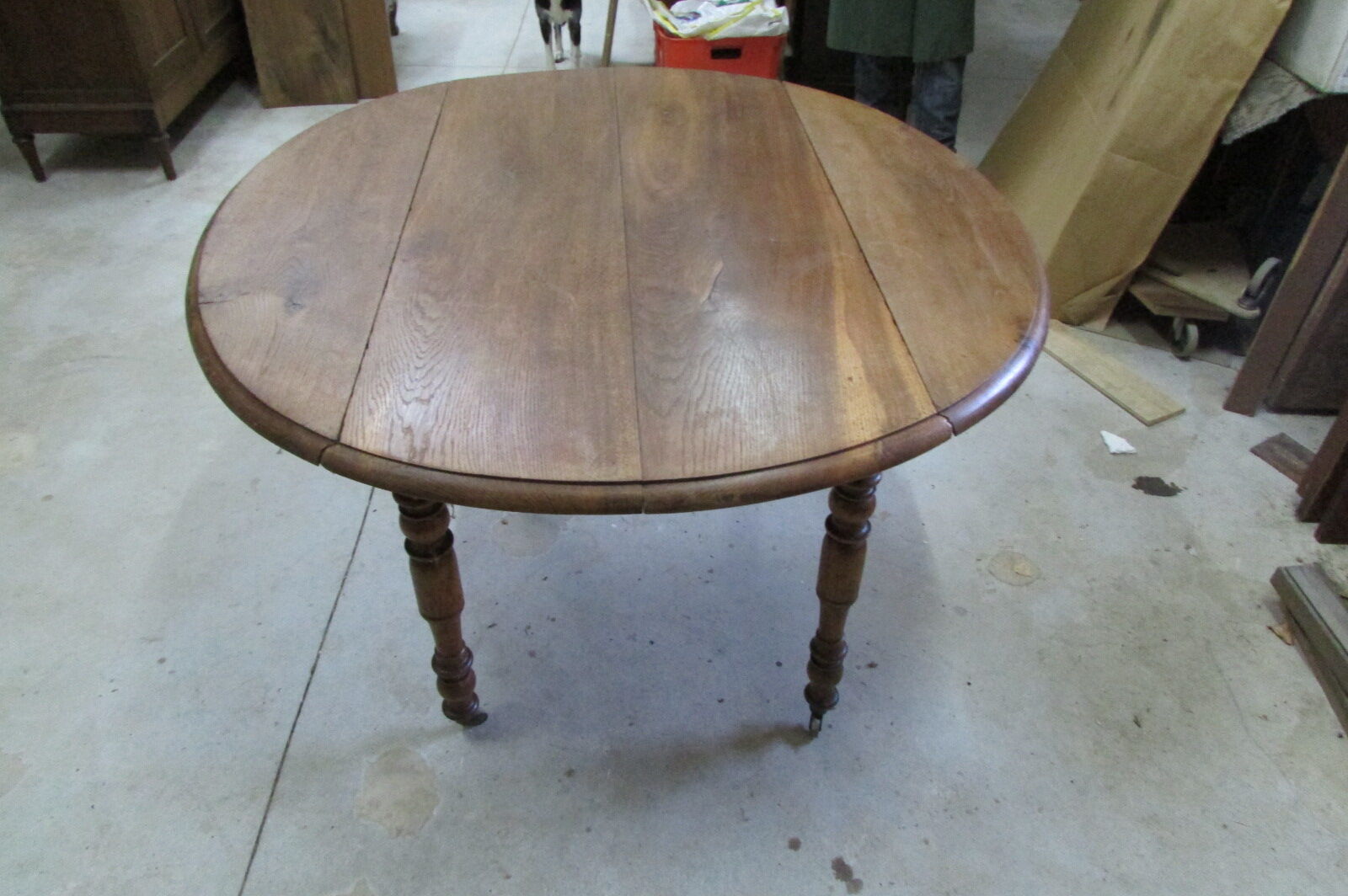Round kitchen table with solid oak shutters