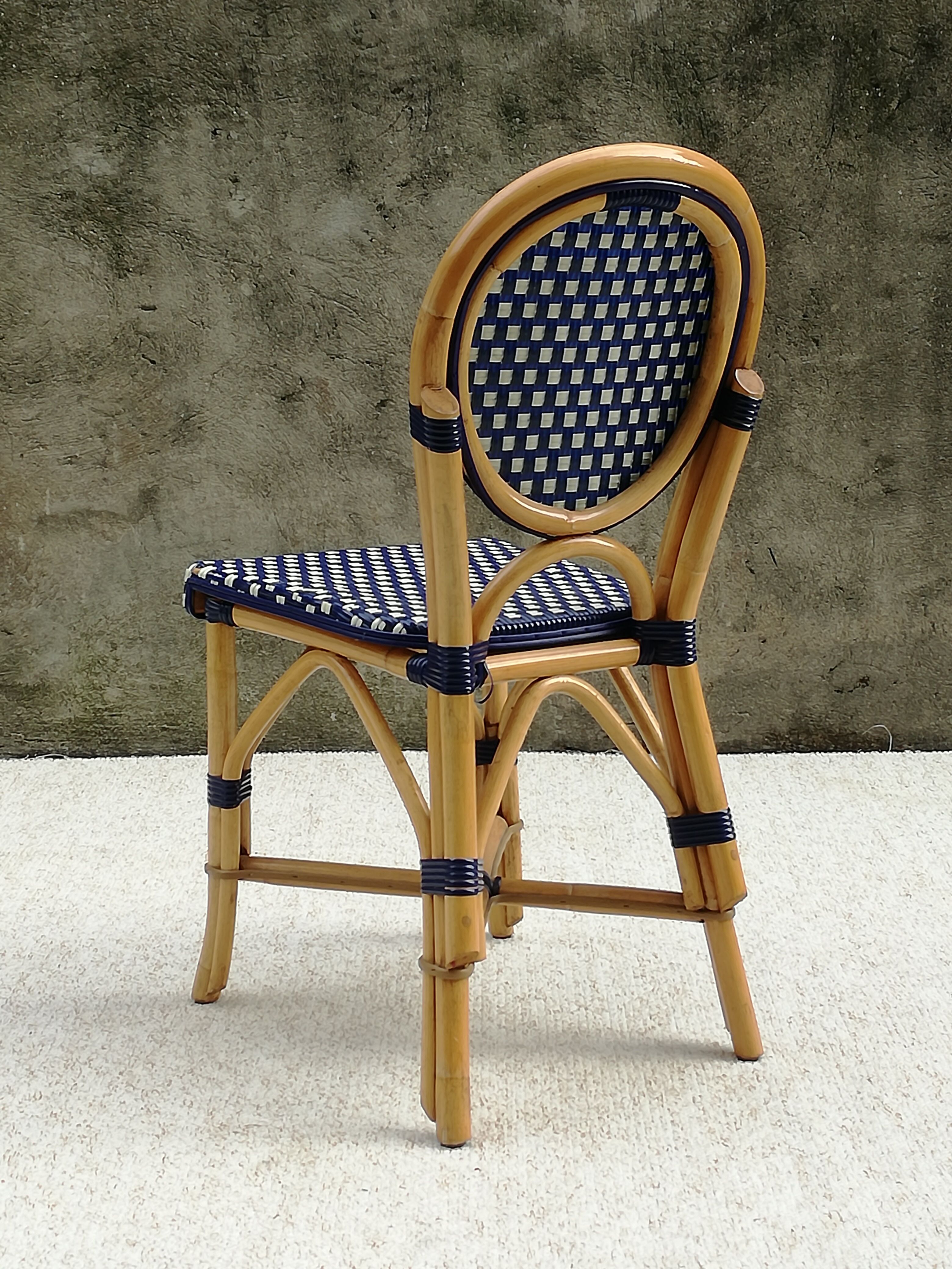 Chaise de terrasse de bistrot parisien