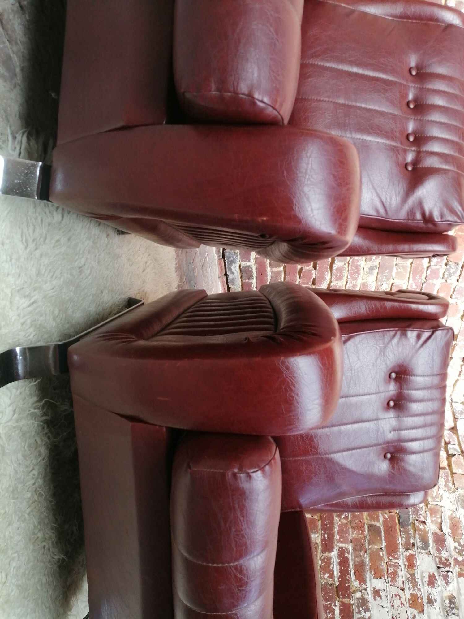 Couple de fauteuil en simili cuir rouge bordeaux, annees 70
