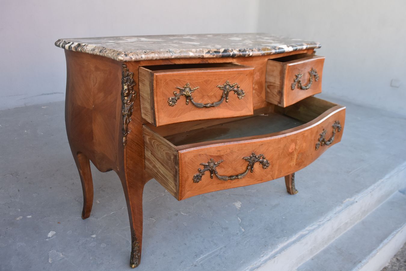 Commode sauteuse Louis XV bois de rose