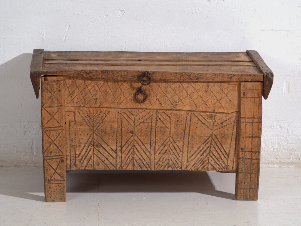 Folk chest in carved beech – Transylvania, circa 1880-1900