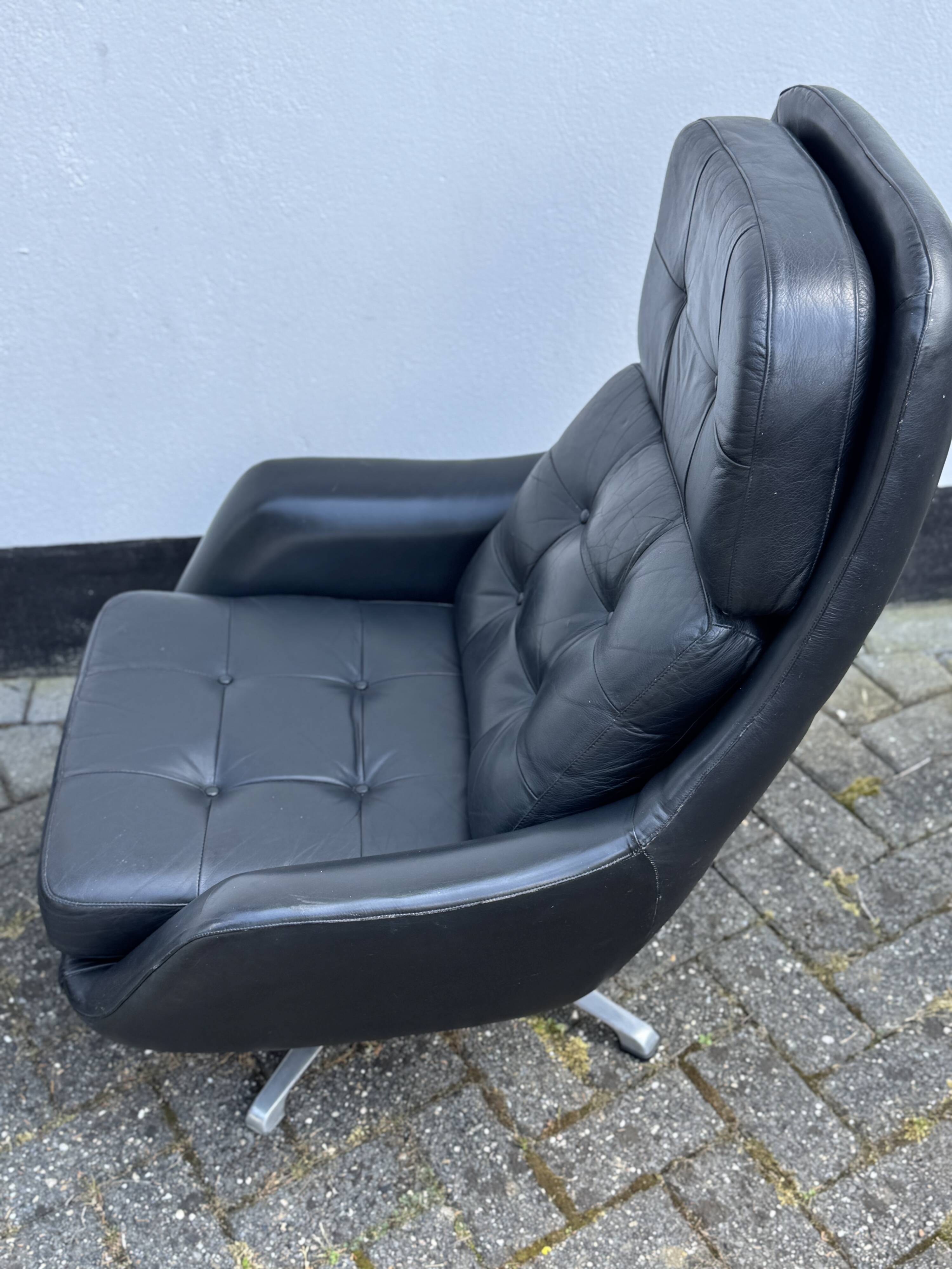 Fauteuil pivotant vintage Bramia avec repose-pieds