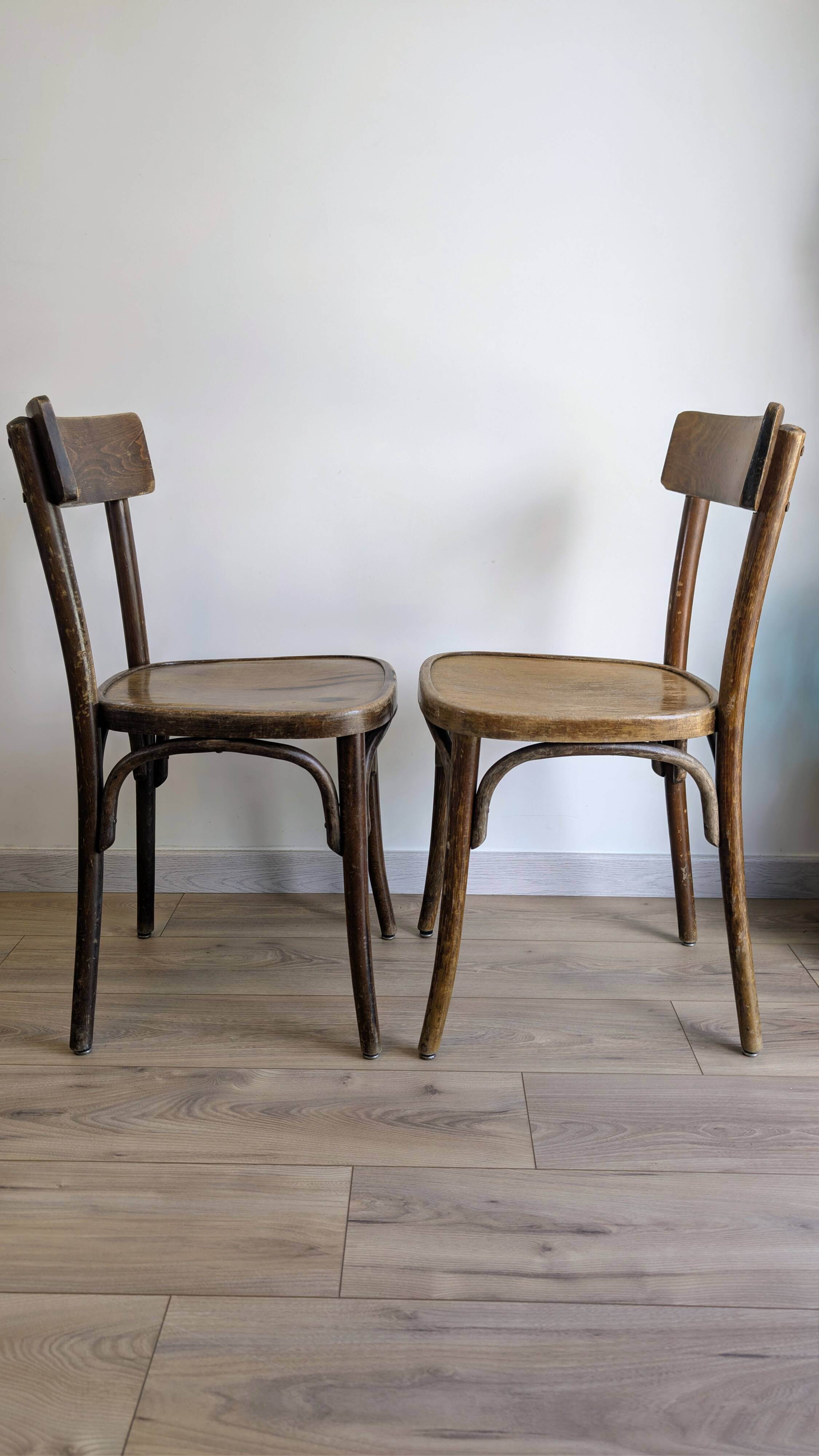 Paire de chaises bistrot anciennes en bois courbé esprit Thonet