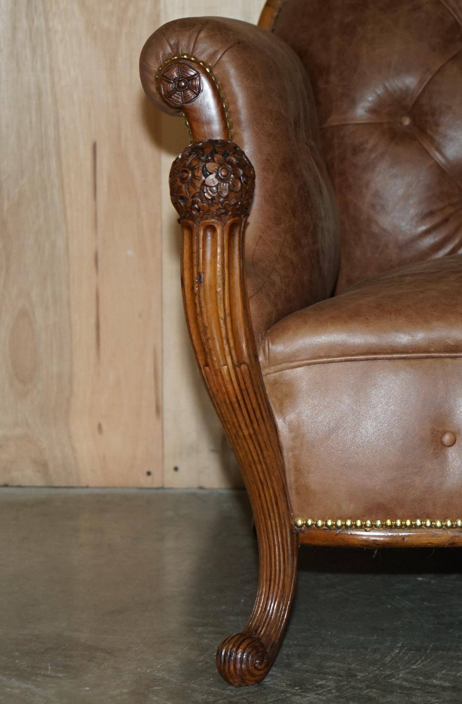 Chesterfield Regency 1810 antique canapé restored in leather with a carved frame.