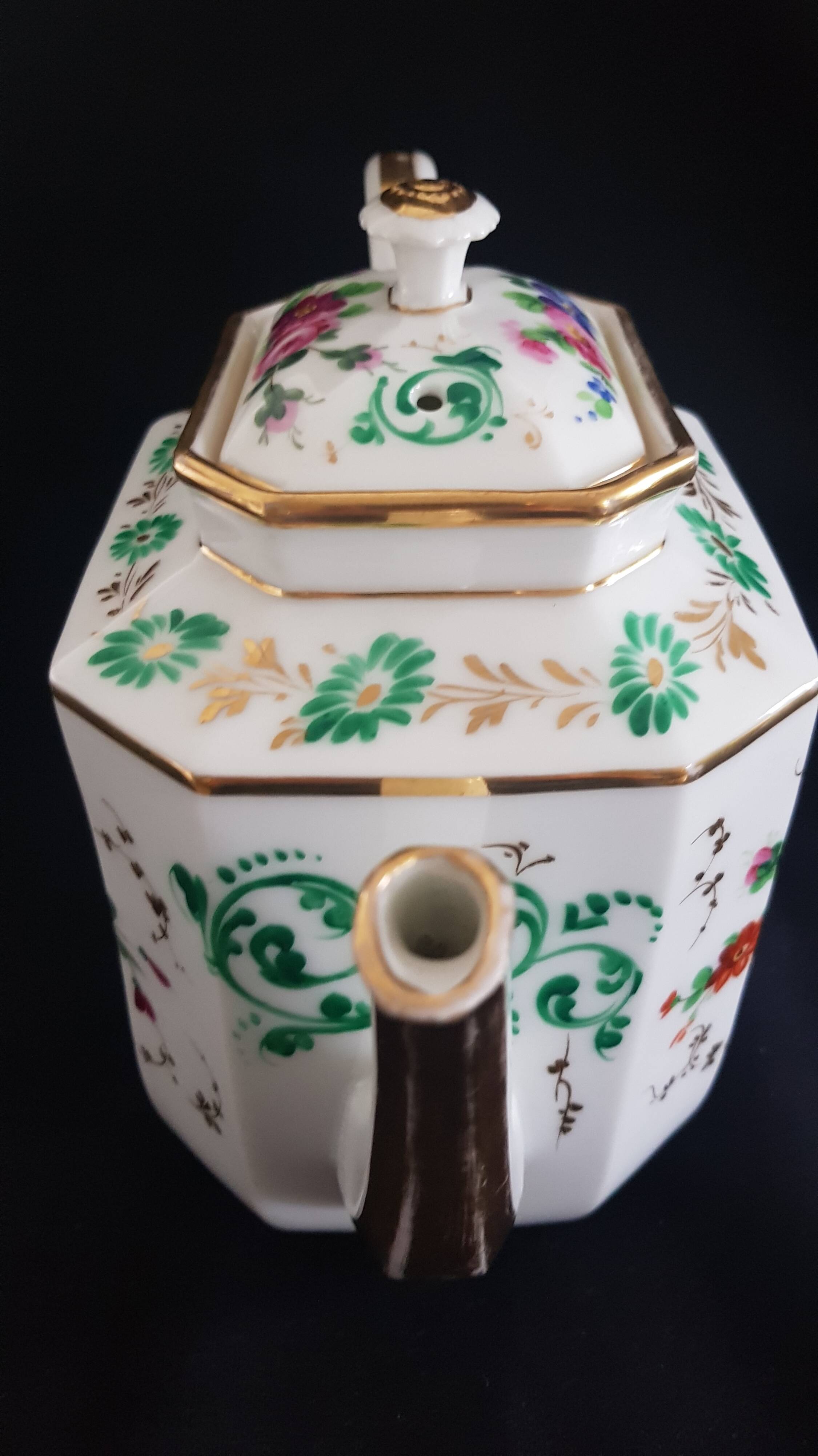 Large octagonal teapot porcelain from Paris "Old Paris", mid-19th century.