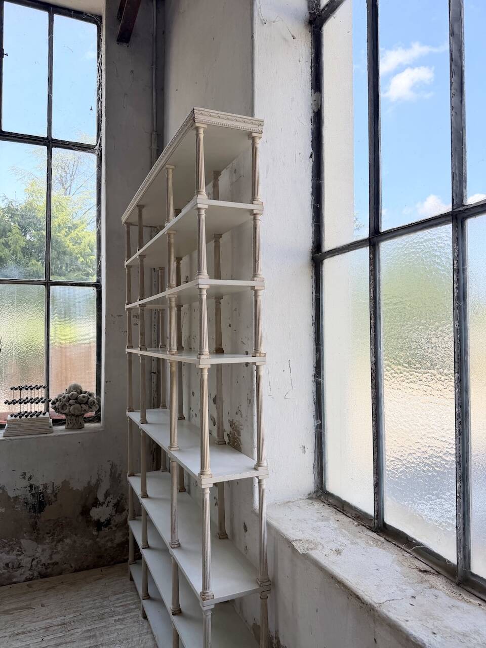 Bibliothèque, étagère XL Napoléon en bois patiné blanc