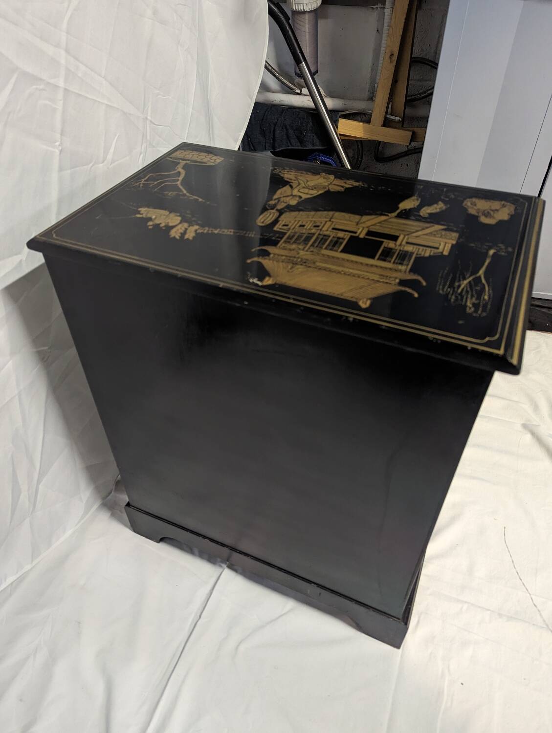 Asian chest of drawers in Chinese lacquer