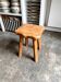 Tabouret brutaliste en bois