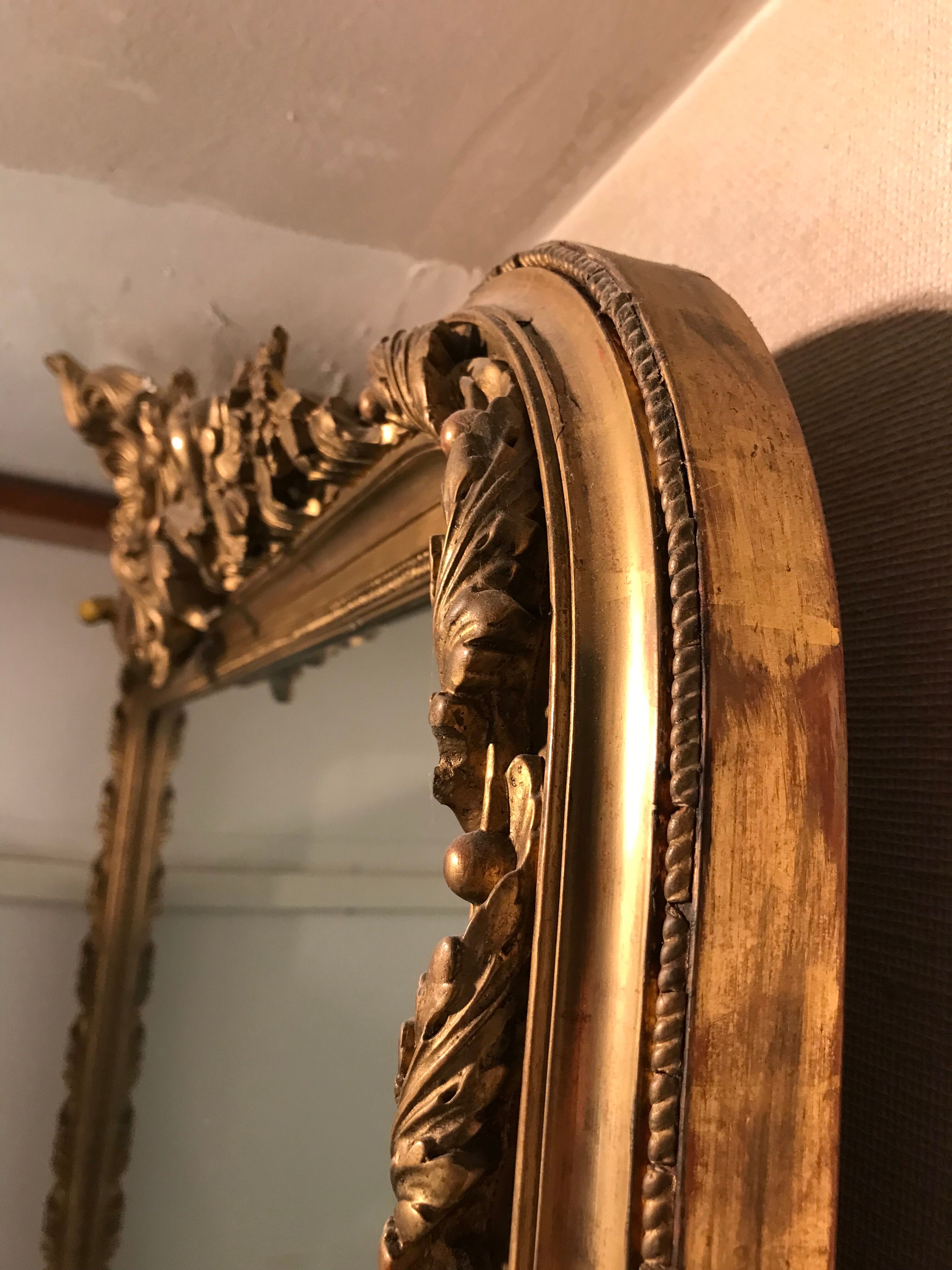 Large antique mirror with flagship shell in wood and gilded stucco