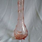 Vase en verre rose effet drapé