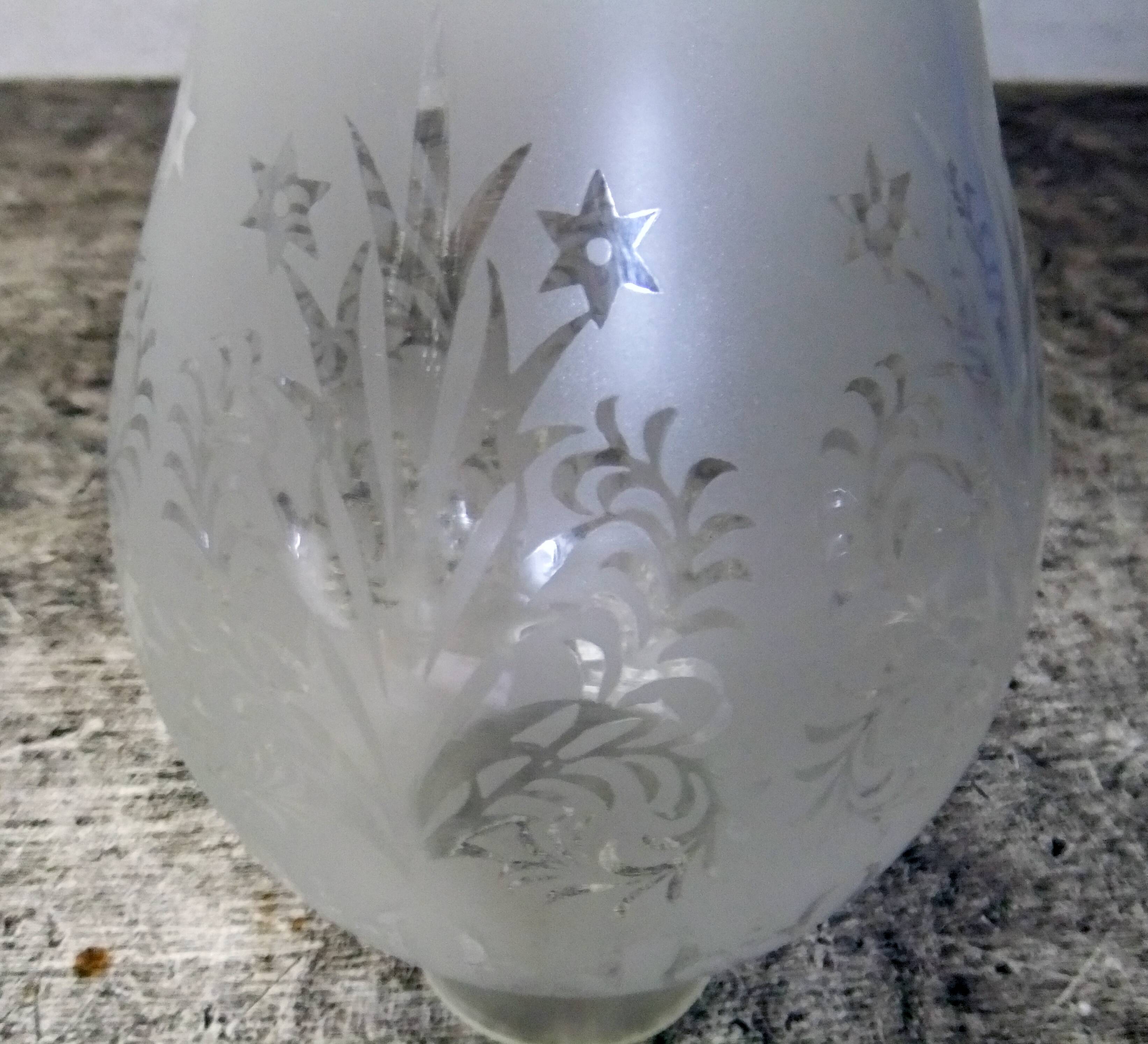 Globe ancien  pour lampe à pétrole  tulipe verre gravé