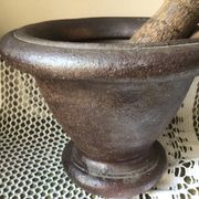 Mortier en fonte et pilon en bois