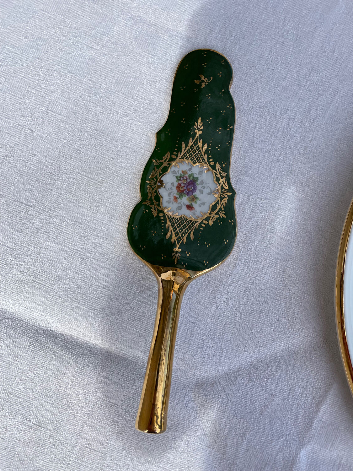 Pie dish with shovel