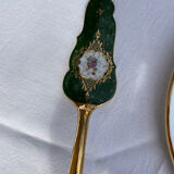 Pie dish with shovel