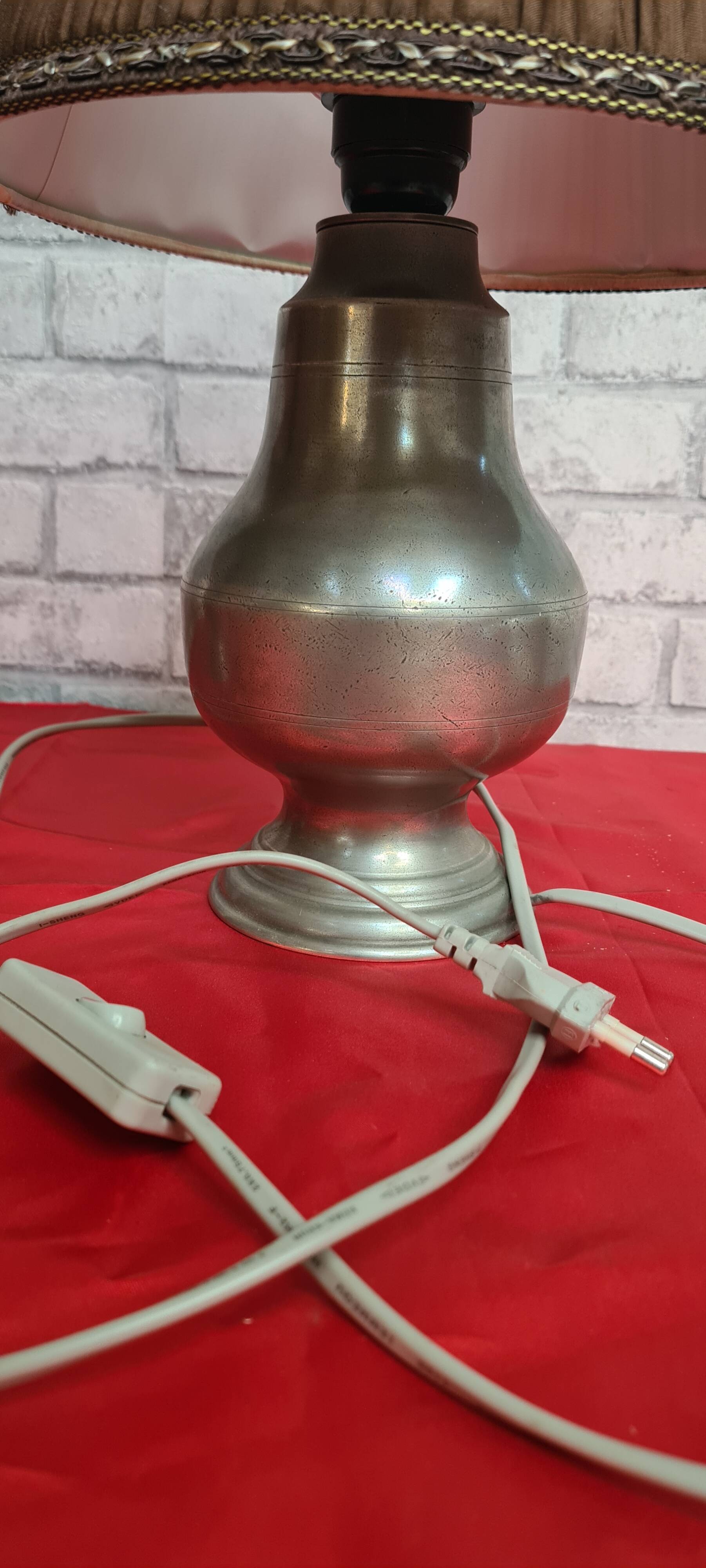 pairs of tin lamps and pleated lampshades h40x26 electricity to super condition standards