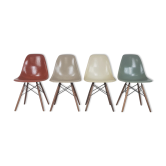 Lot de 4 chaises DSW de Charles et Ray Eames édition Herman Miller