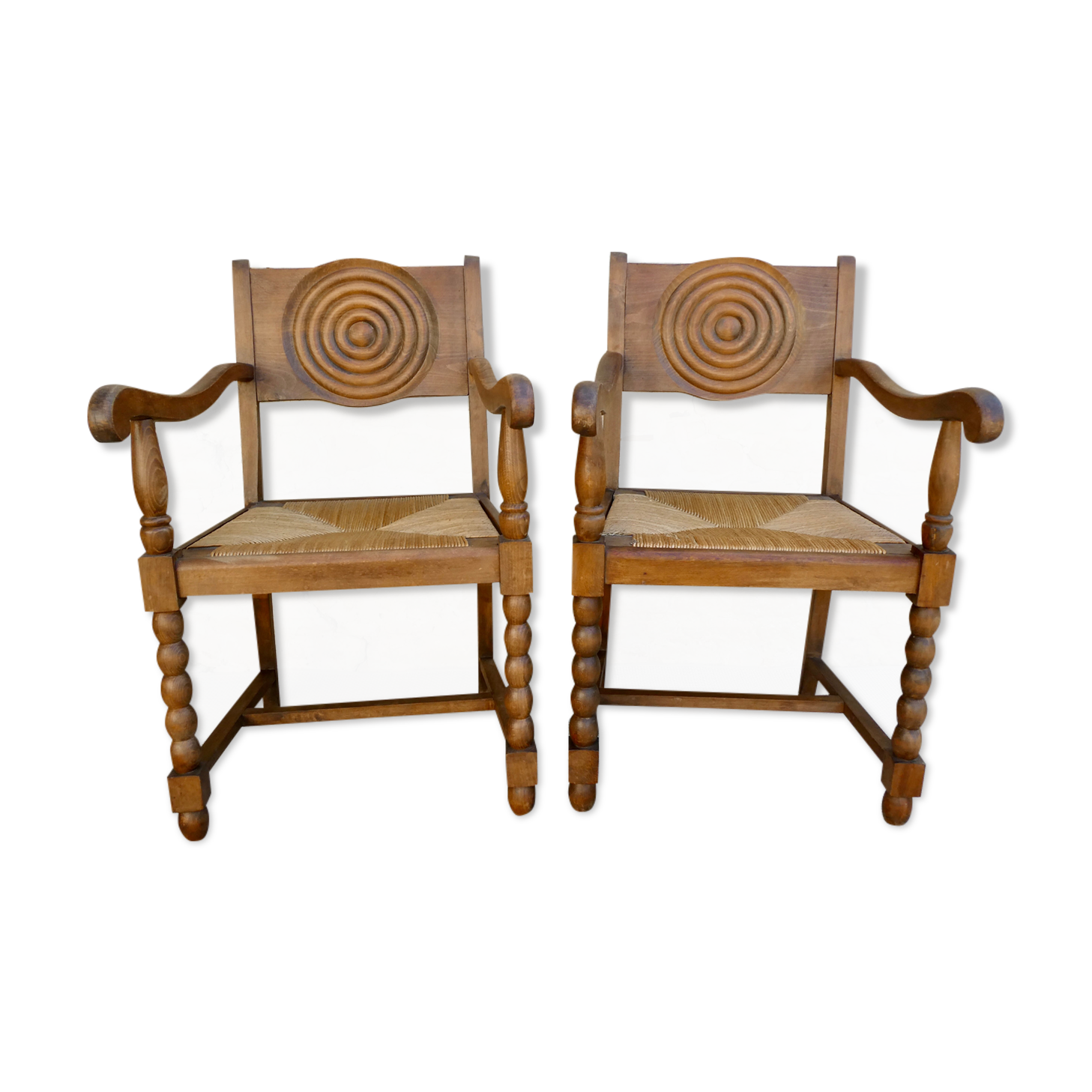 Paire de fauteuils néo-basques, en bois et assise paillée