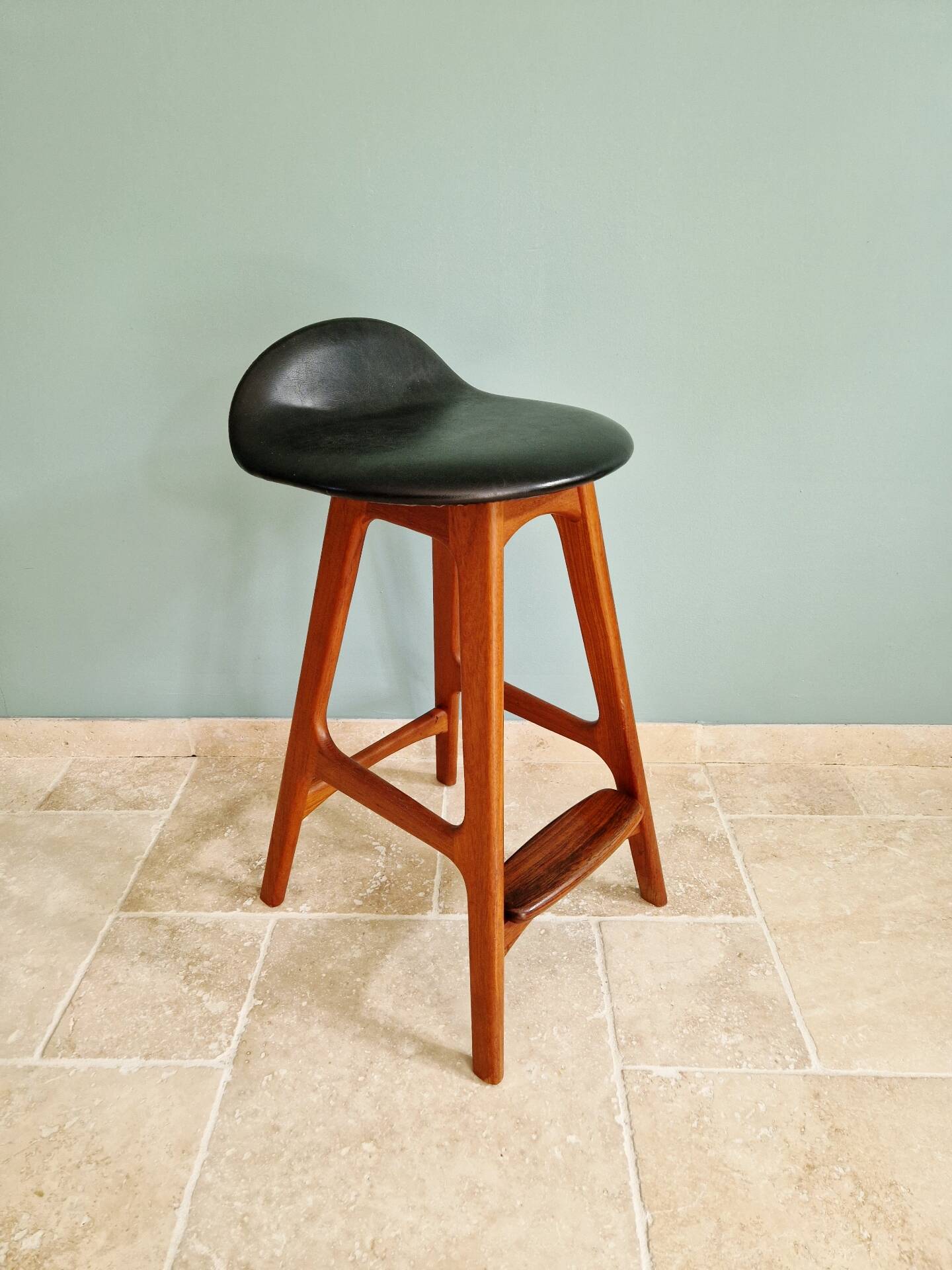 Scandinavian stool in solid teak, design by Erik Buch, Denmark, 1960.
