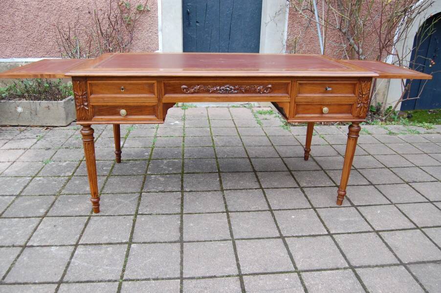 Napoleon III desk in Louis XVI style made of walnut from the late 19th century.