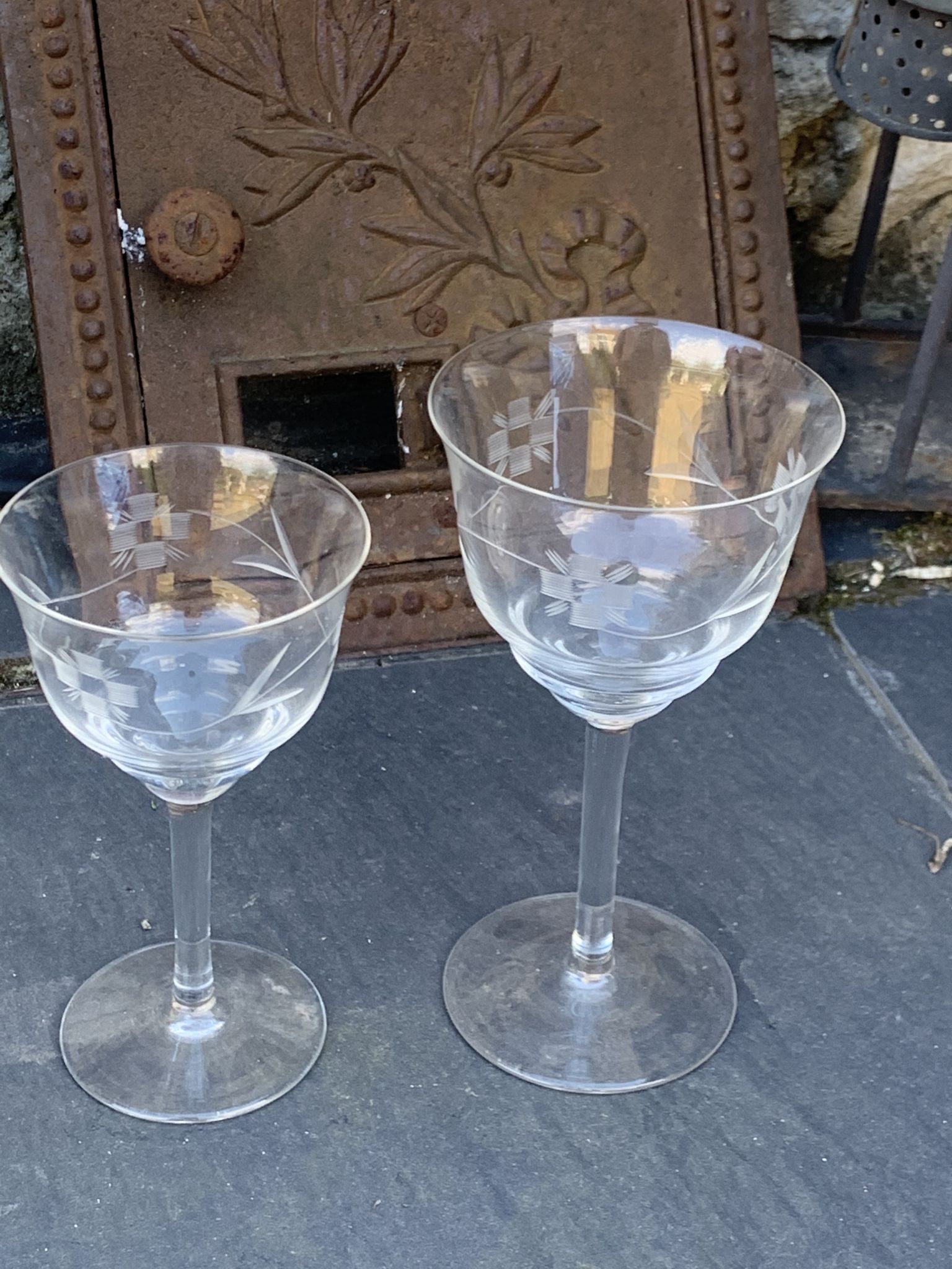 4 verres à vin art déco, motif floral ciselé, verre et cristal