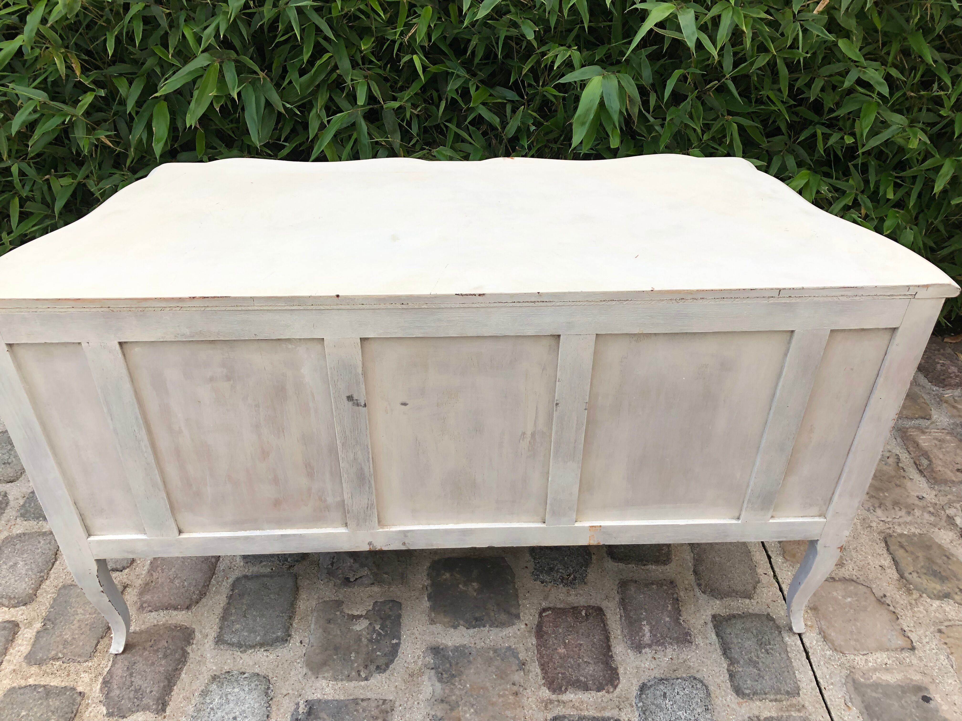 Commode blanche de style Louis XV