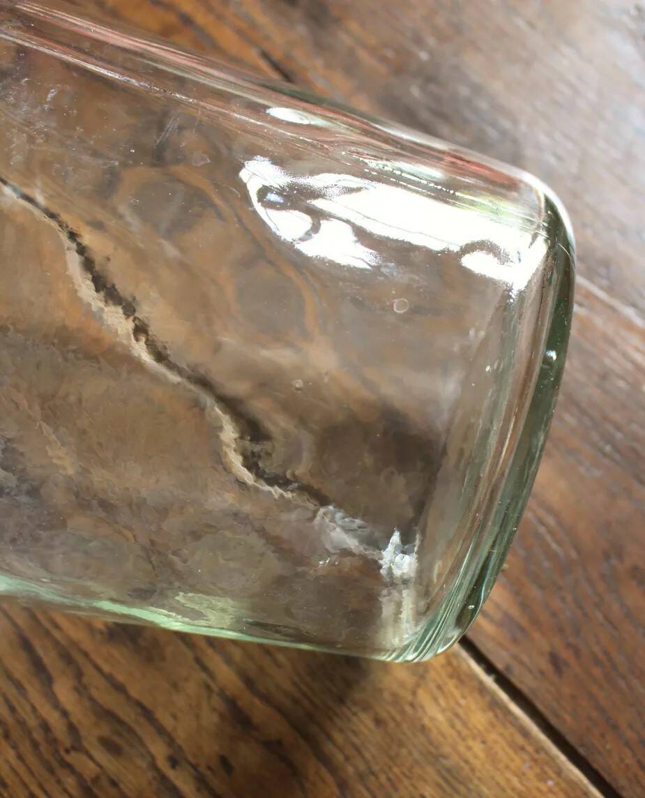 Give me a transparent glass bottle, Jeanne.