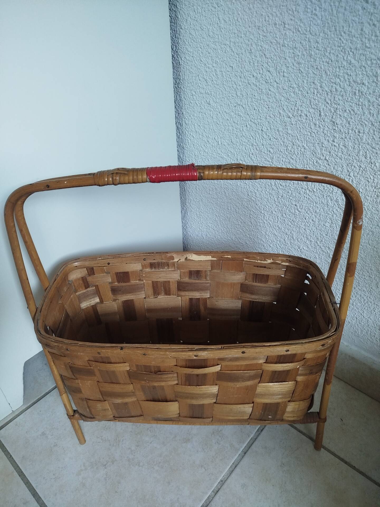 Vintage magazine rack in rattan/wood