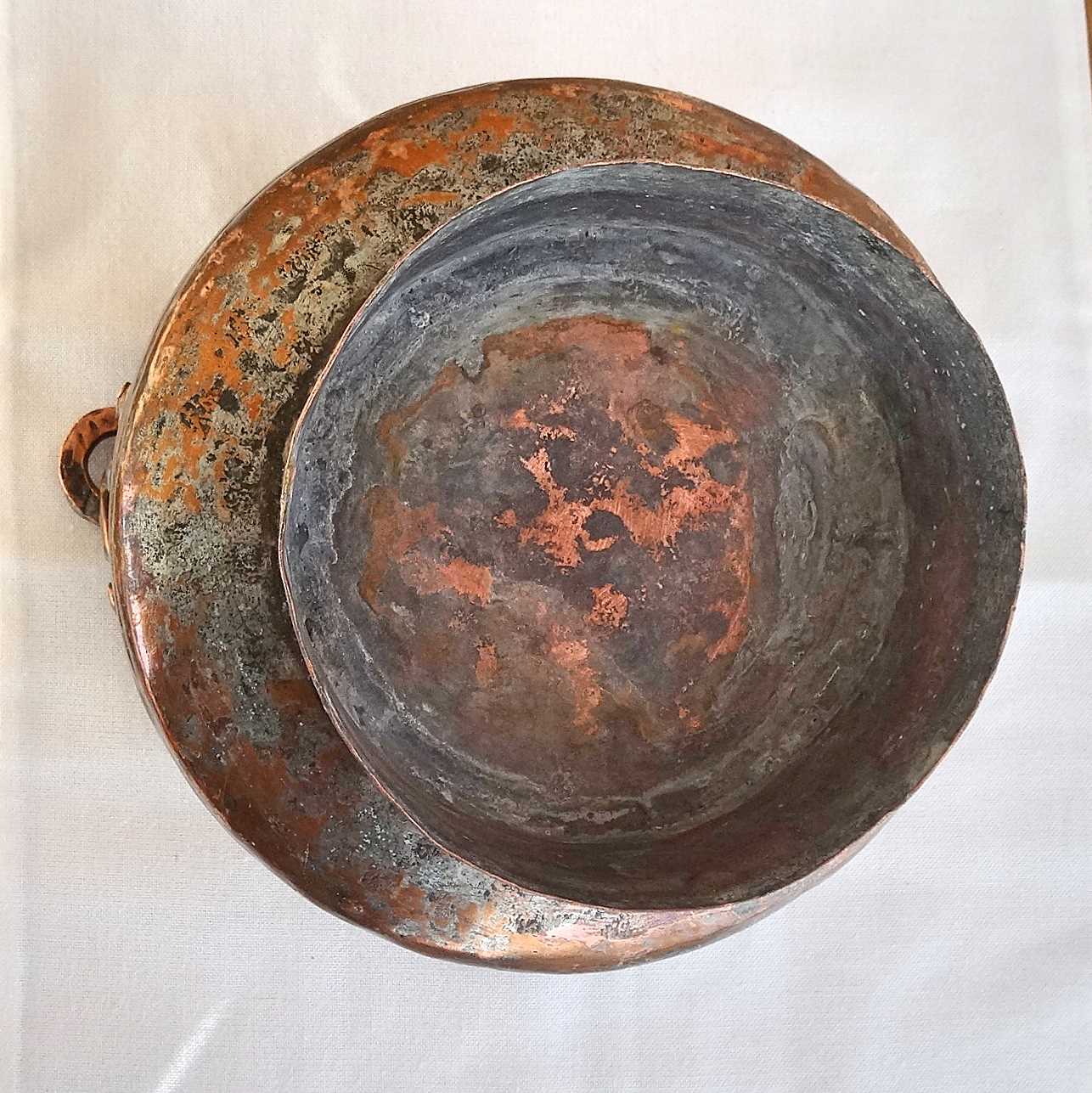 Red copper pot cover on piedouche