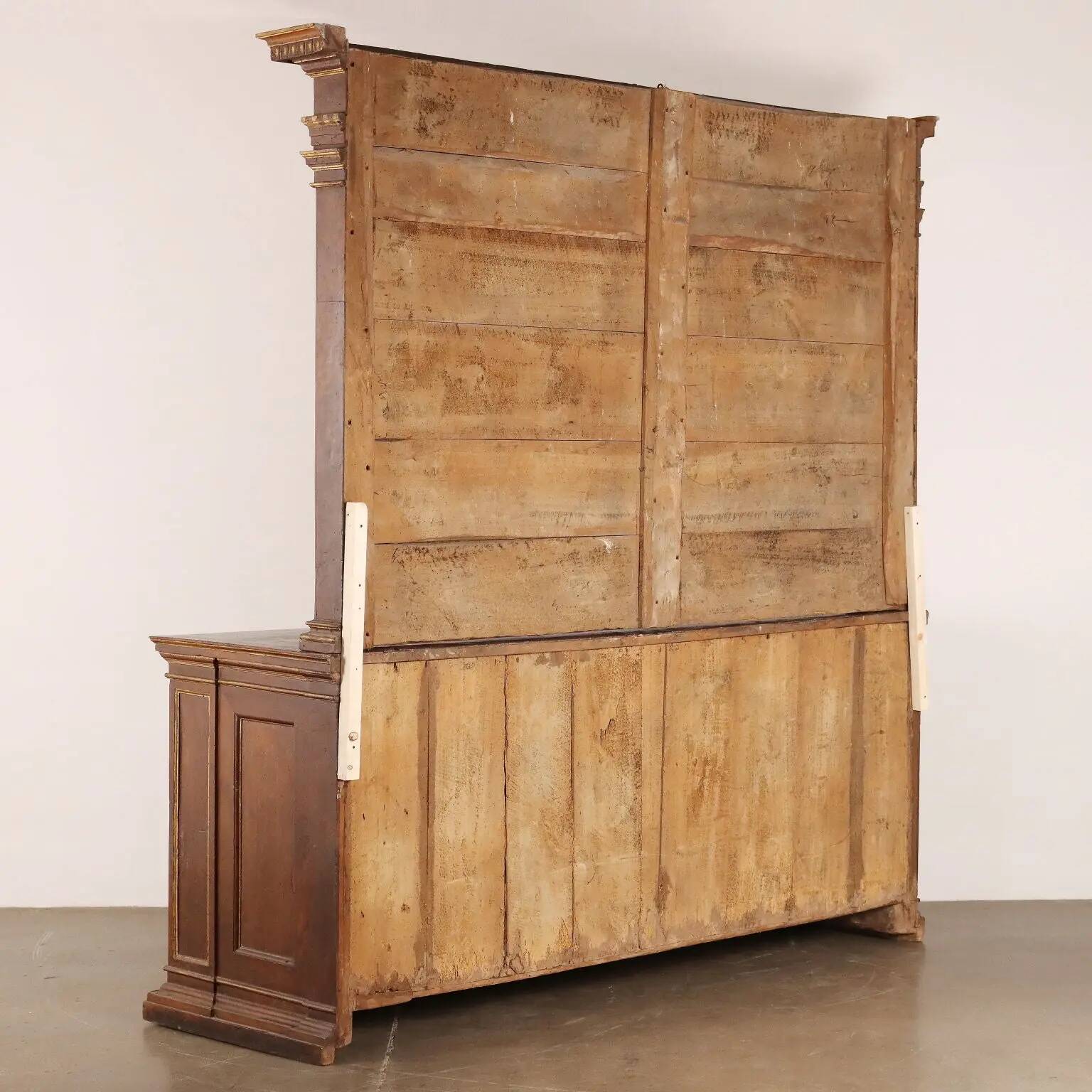 Ancien buffet avec étagère en noyer, Italie, XVIIe siècle
