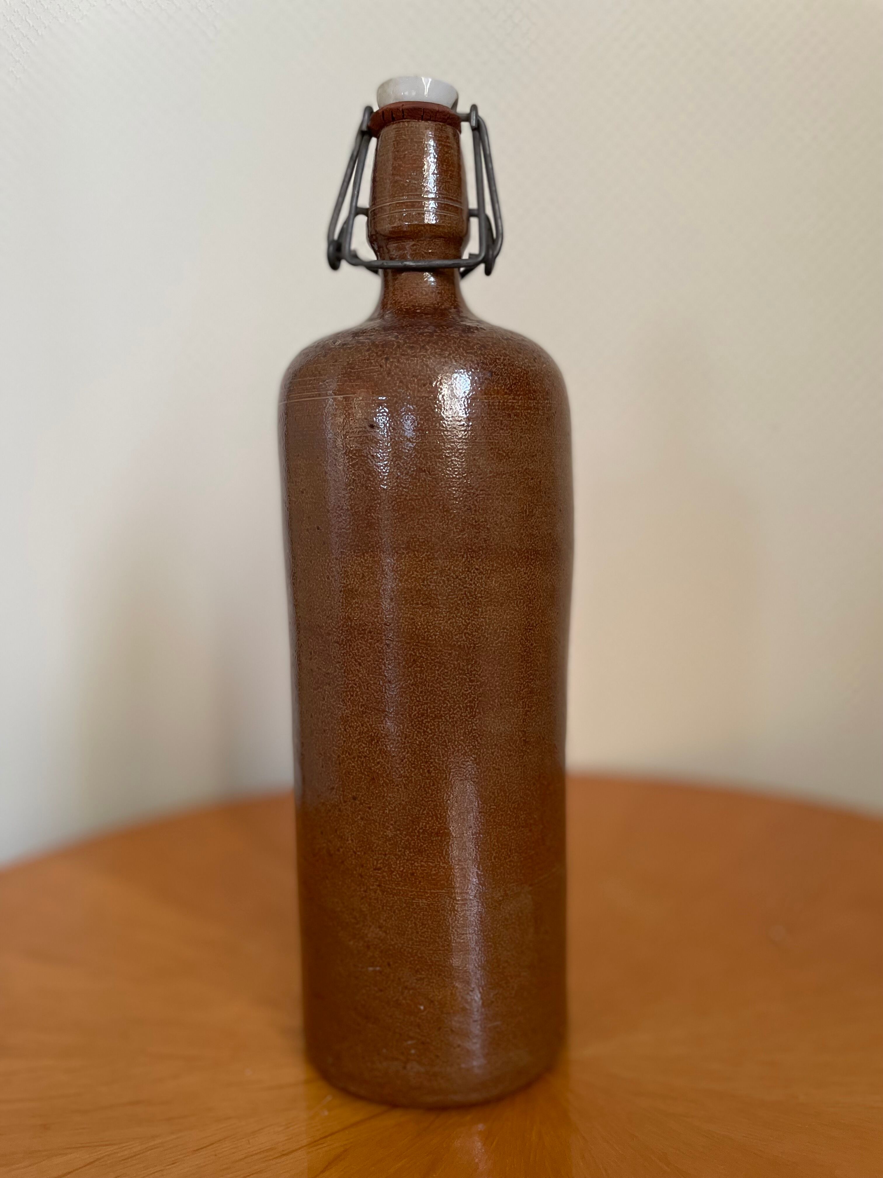 Bouteille en grès marron vintage