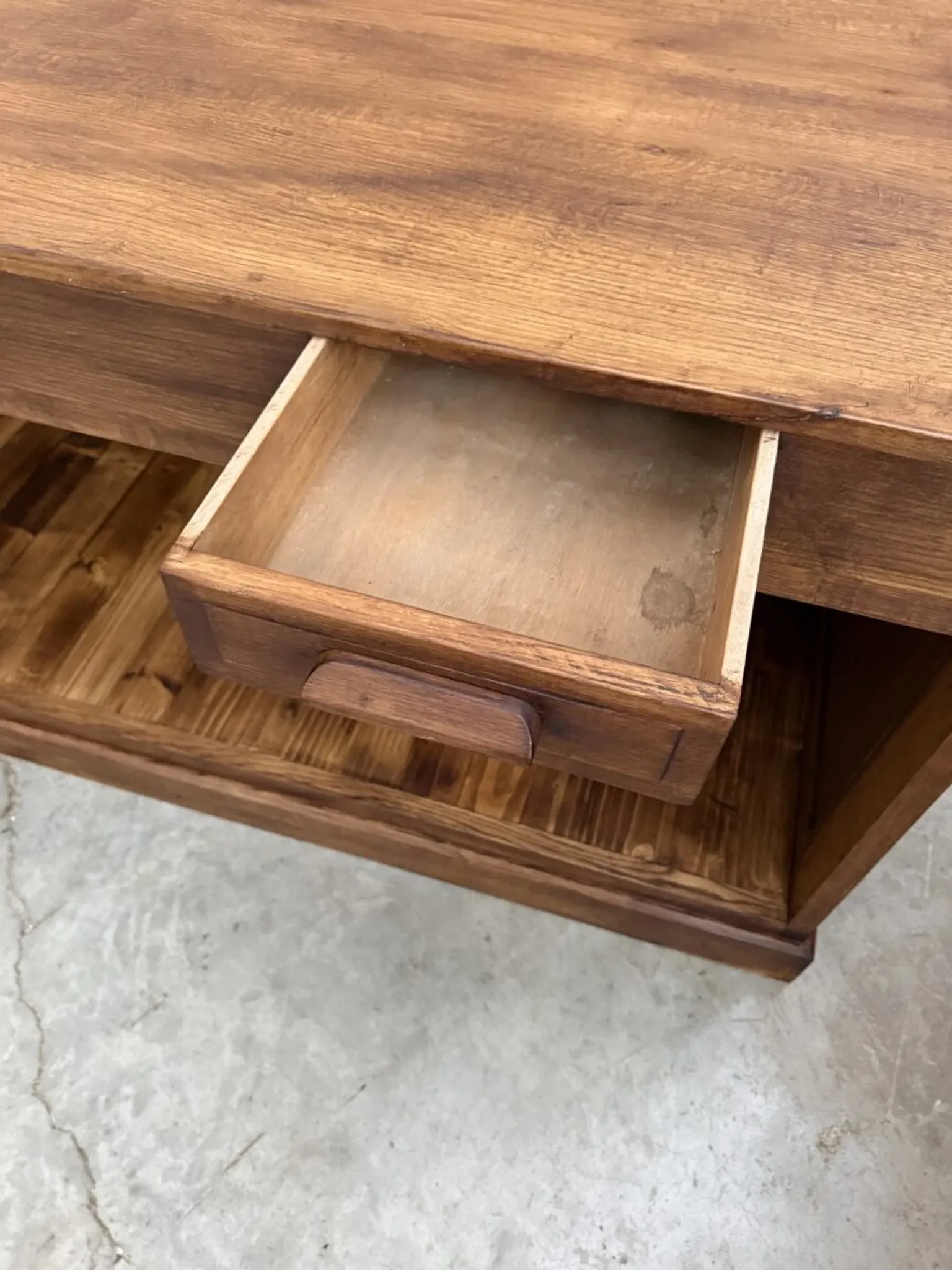 Oak counter from the early 20th century.