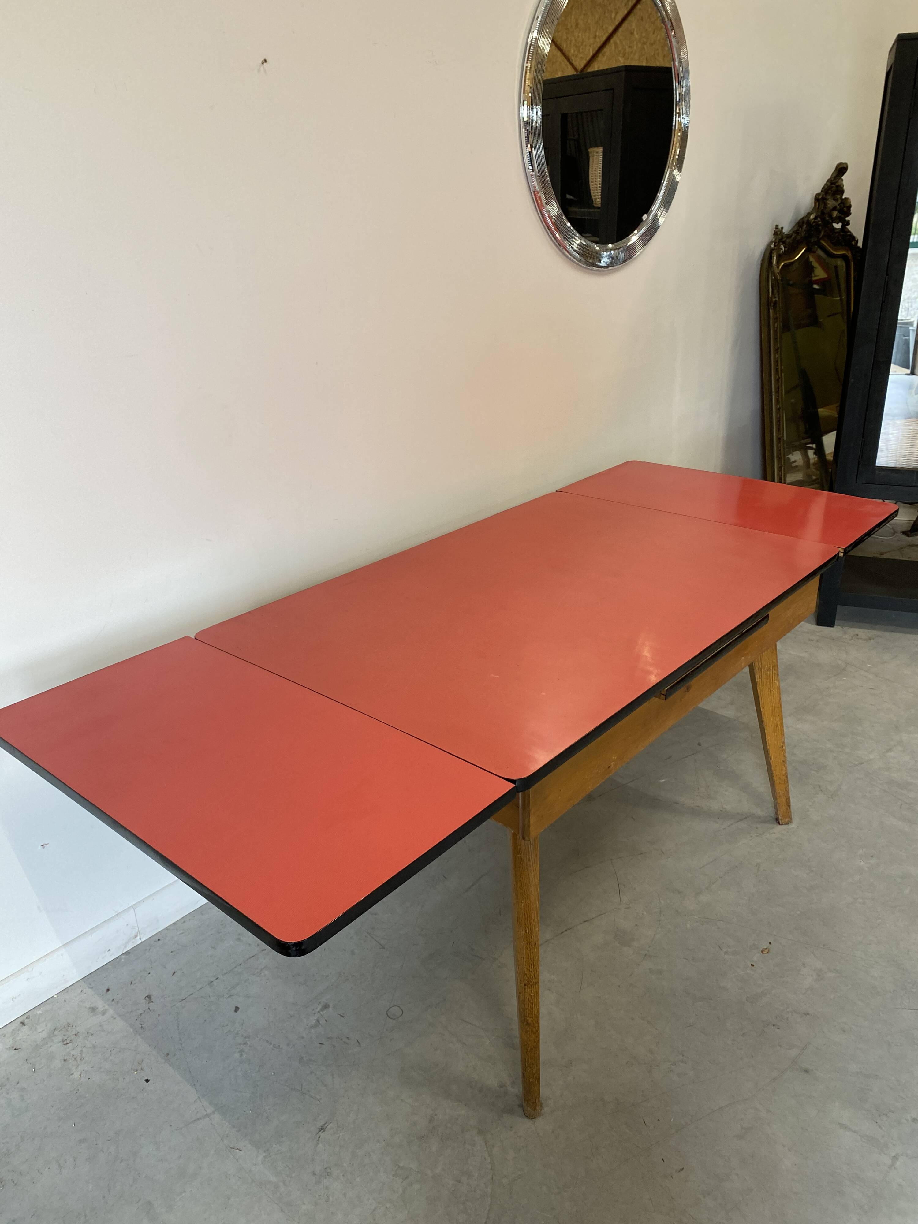 Table à rallonges en Formica et pieds bois