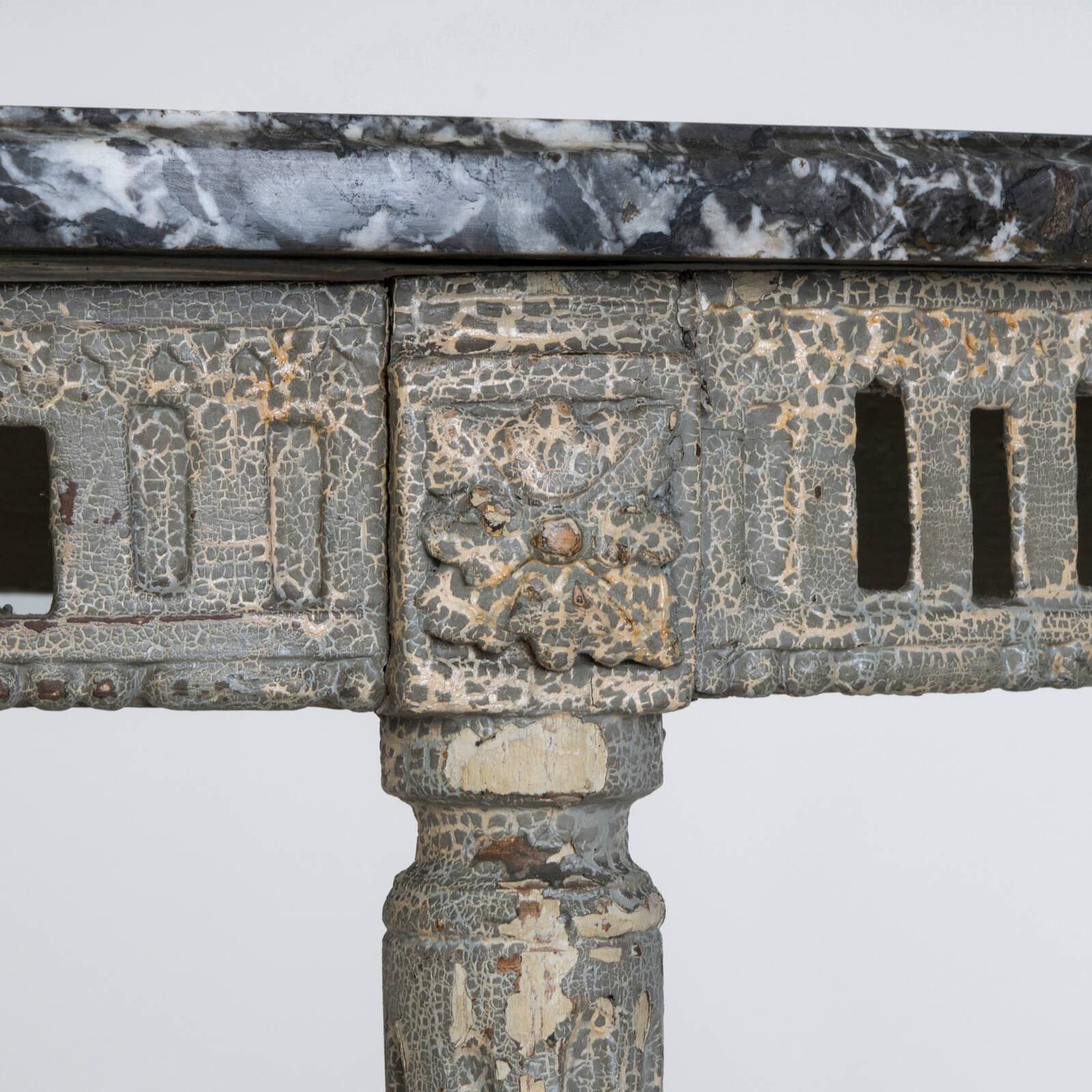 Petite console française du 18ème siècle avec dessus en marbre gris