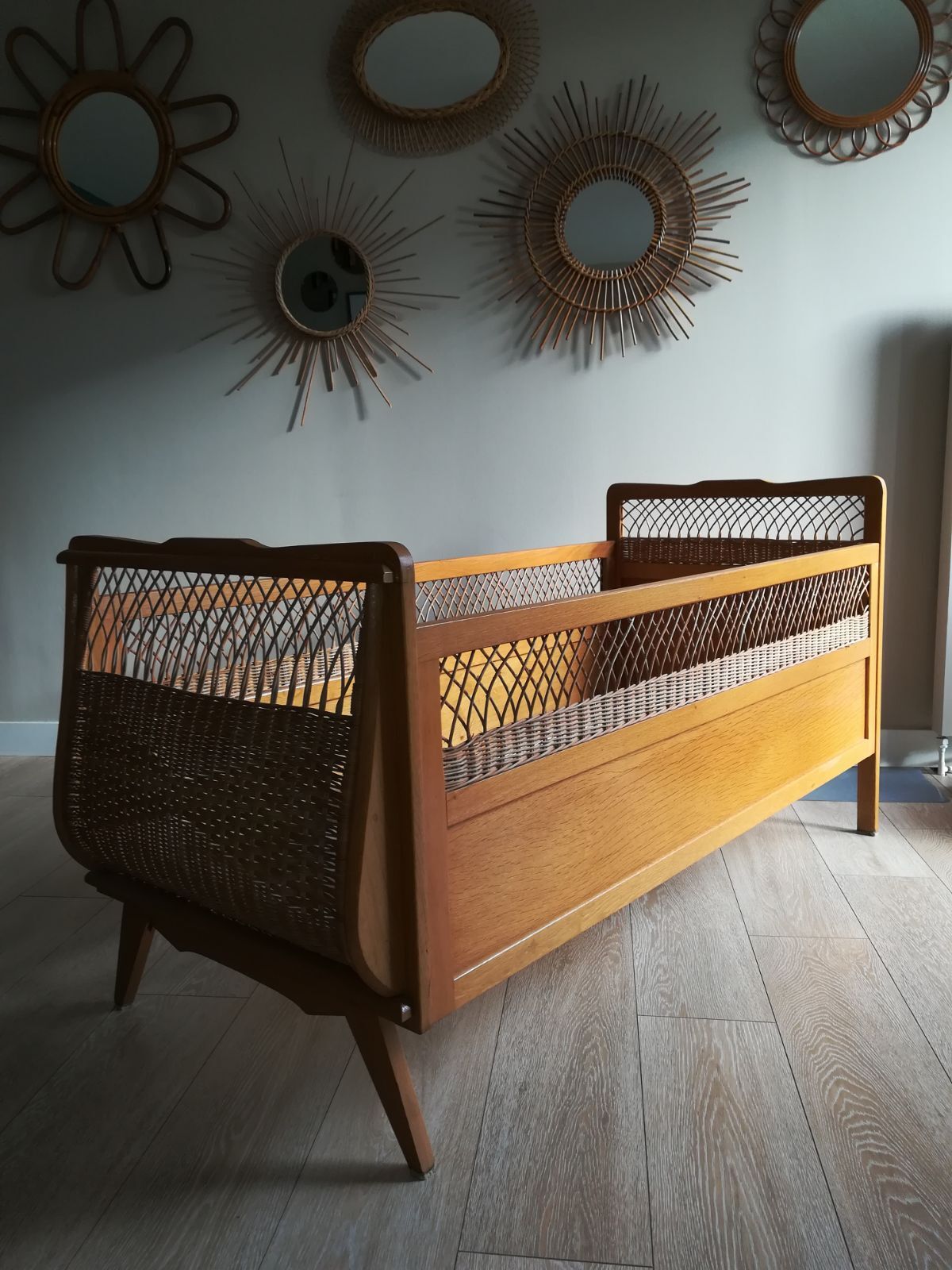 Lit bébé en bois et rotin vintage