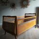Lit bébé en bois et rotin vintage