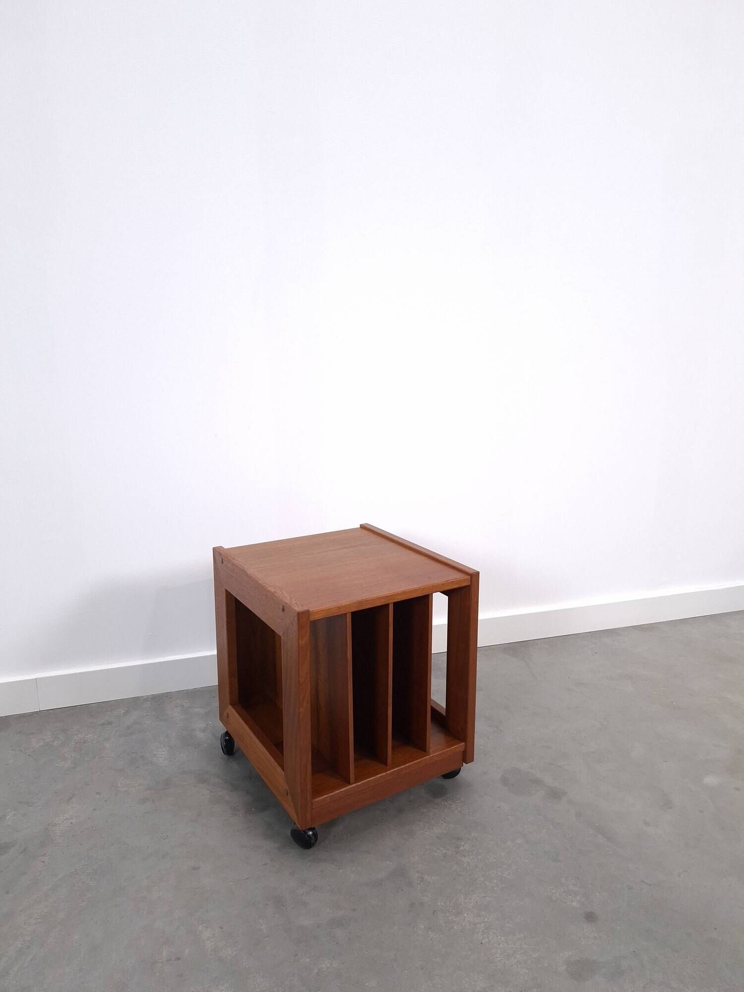 Teak LP kast op wielen, bijzettafel, nachtkastje, kast 2