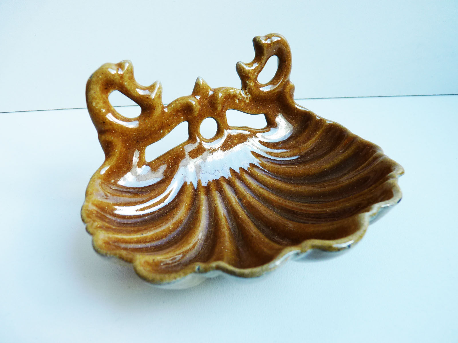 Enamelled cast iron shell soap port