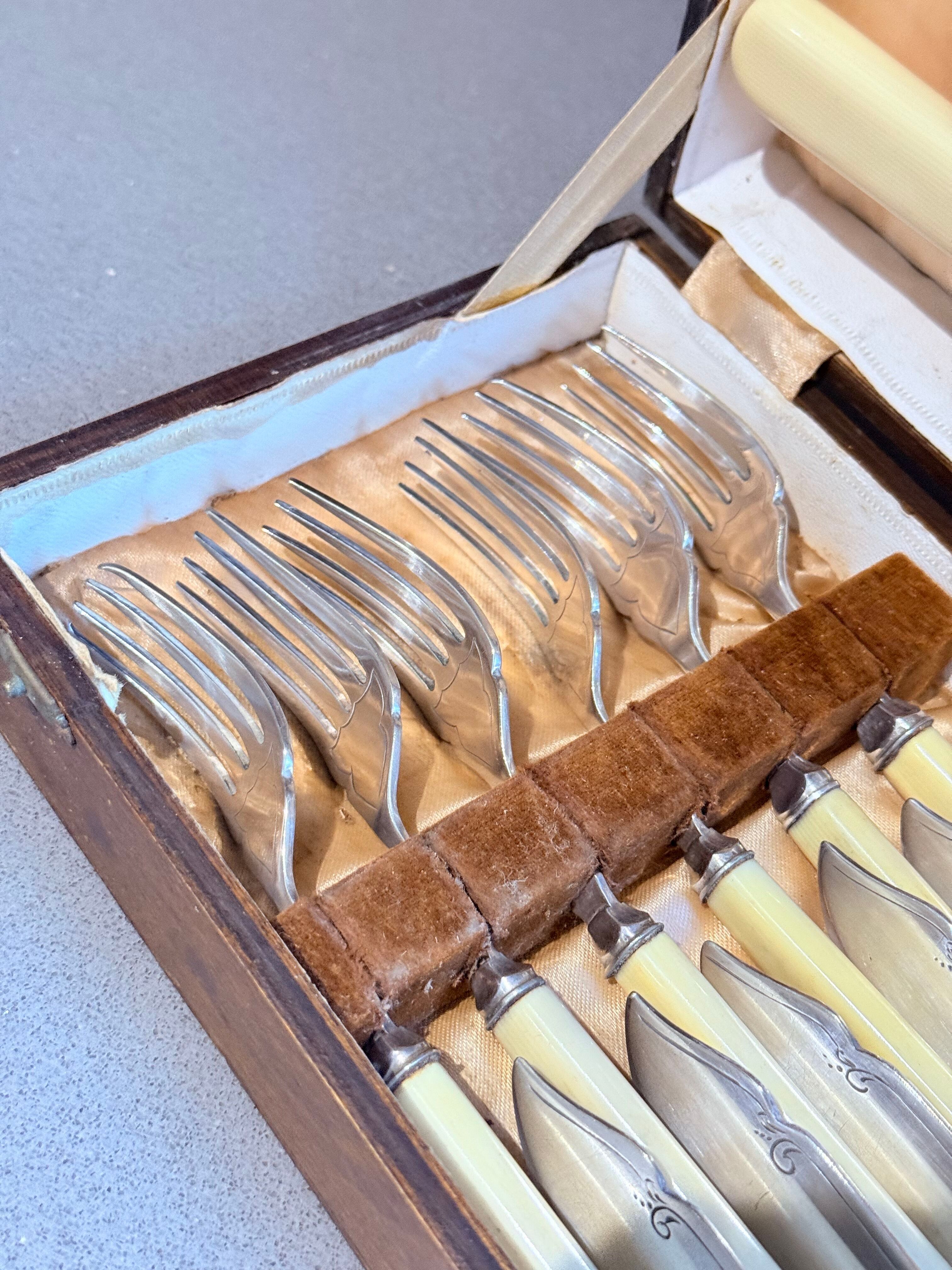 Set de couverts à poisson en métal argenté et ivoire synthétique