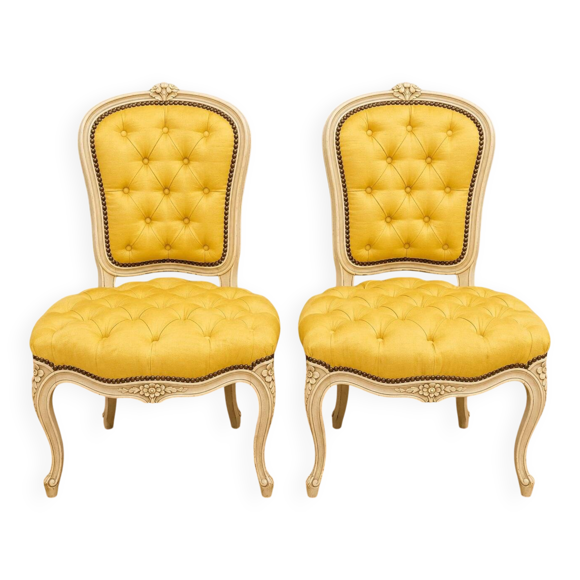 Paire de chaises chauffeuses capitonnées de style Louis XV