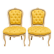 Paire de chaises chauffeuses capitonnées de style Louis XV