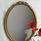 Oval mirror in gilded wood