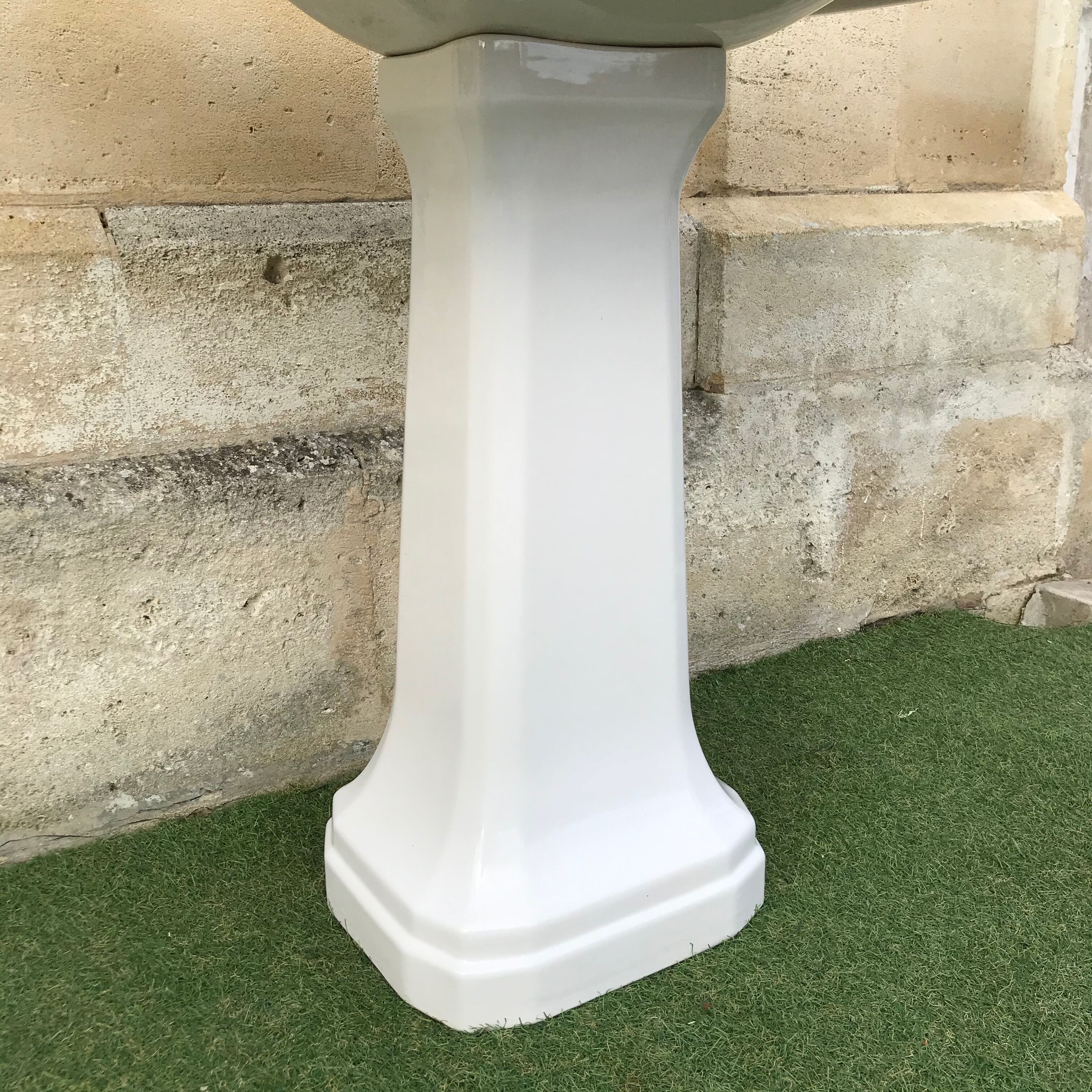 Art deco sink made of earthenware