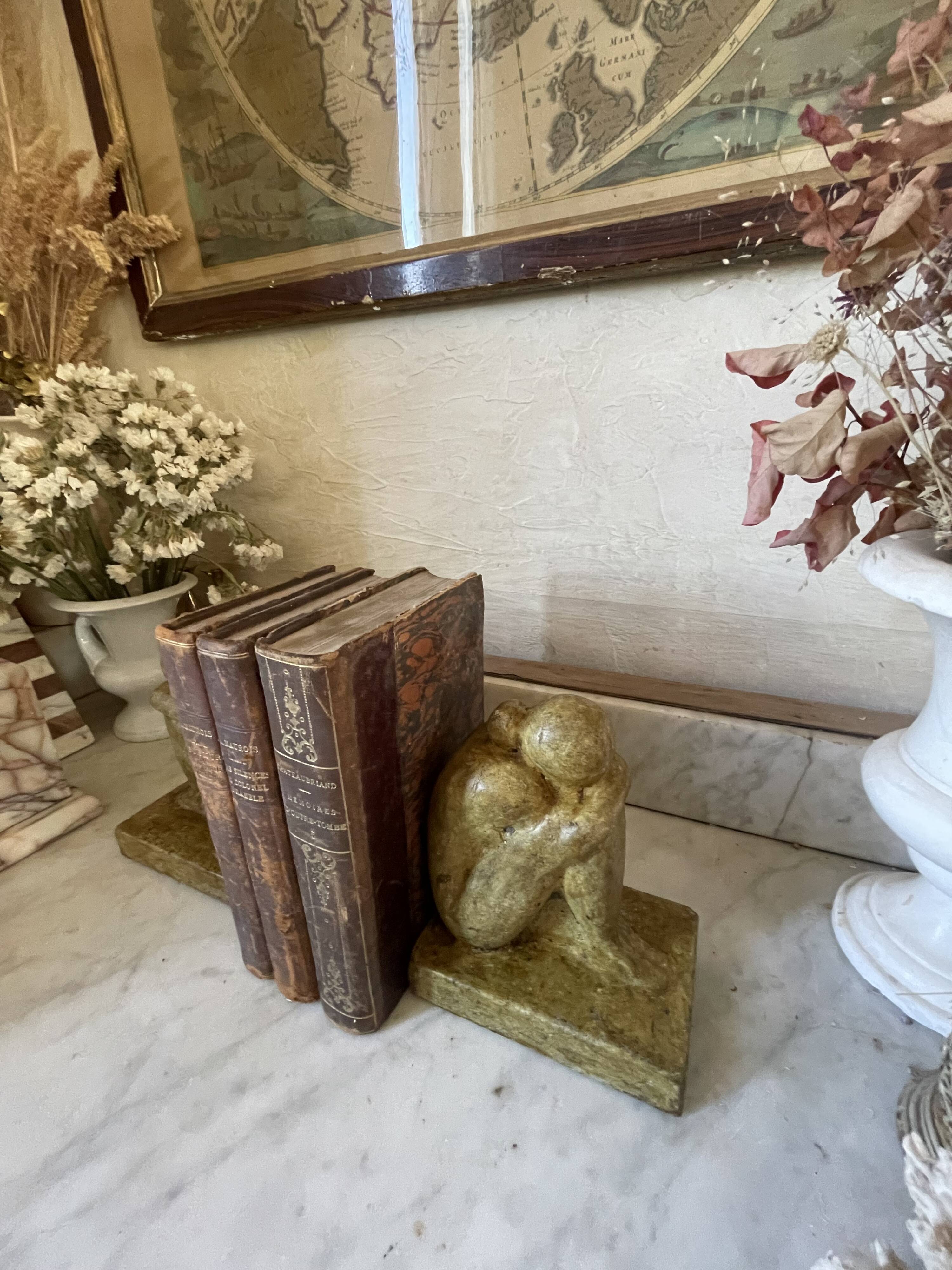 Serre-livres vintage en ciment patiné, sculptures de personnages enlacés, s