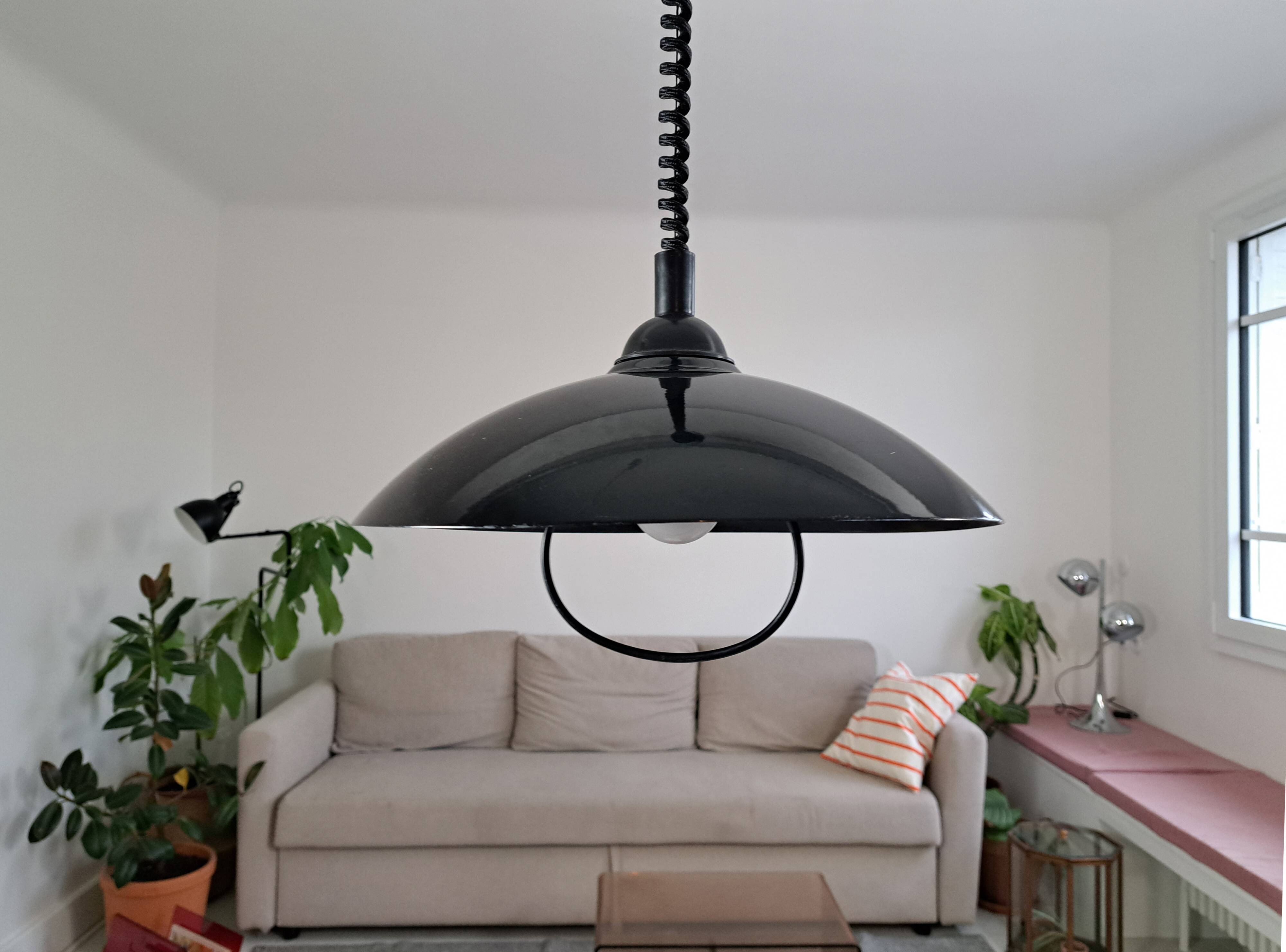 Vintage pendant light goes up and down