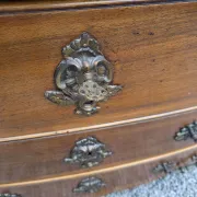 Commode galbée style Louis XV en noyer massif 