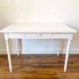 Farmhouse table with drawer